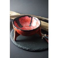 Räucherschale, Keramik Dreifuß, Tonschale, Räuchern Mit Kohle Auf Sand, Raumreinigung, Space Clearing, Meditation, Rituale, Rot Schwarz Räucherschale, Keramik Dreifuß, Tonschale, Räuchern Mit Kohle Auf Sand, Raumreinigung, Space Clearing, Meditation, Rituale, Rot Schwarz von KamaCrafts