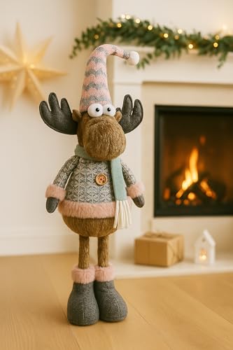 KAMACA Stehender Elch kuschelige Winterdeko aus Stoff mit Strickmütze, Schal & Geweih weundervoll für Treppe Eingangsbereich Kamin Geschenk Winter Weihnachten (Rentier rosa grau stehend 54x17x14 cm) von KAMACA