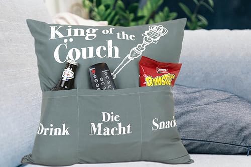 KAMACA Originelles Dekokissen Kissen mit 3 Taschen zum selber Befüllen Größe 43x43 cm tolles Geschenk für EIN gelungenen Sofaabend Filmabend (King of The Couch) von KAMACA