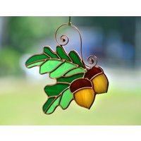 Sonnenfänger Aus Glas Mit Eichelmotiv - Herbstblätter Zum Aufhängen Am Fenster Herbstdeko Handgefertigtes Glasornament Sonnenfänger Aus Glas Mit Eichelmotiv - Herbstblätter Zum Aufhängen Am Fenster Herbstdeko Handgefertigtes Glasornament von KamillaArt