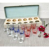 Wodka Schnapsgläser Set Von 12 in Klar, Blau, Rot Likör Getränk Schnapsglas Kleine Sowjetunion Gläser Vintage Barware Flöten von KandAtreasuresshop