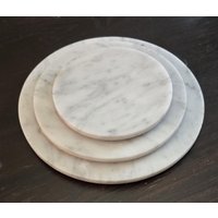 Bianco Carrara Stein Untersetzer Je Einen Durchmesser Von 6 ", 8 10 ". Kostenloser Versand Perfekt Um Ihren Tisch Vor Heißen Töpfen Und Pfannen Zu von KandMStoneandGlass