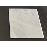 Handgefertigter Bianco-Carrara-Marmor, Kochplatte. Perfekt, Um Ihren Tisch Vor Heißen Töpfen Und Pfannen Zu Schützen. 15, 2 cm | 6 Zoll von KandMStoneandGlass