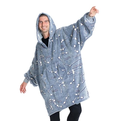 KANGURONE, HOODIE, ÜBERGRÖSSE TRAGBARE MIKROFASER-DECKE, MIT KAPUZE UND TASCHE, FUR ERWACHSENE GLOW, LEUCHTET IM DUNKELN, BLAU MIT KONSTELLATIONEN, 95X95 CM von Kanguru