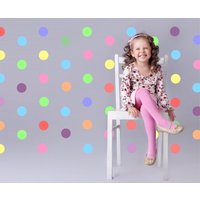 Pastel Rainbow Spots Dezente Weiche Farben Sorbet Polka Dot Konfetti Wand Kunst Sticker Kit Aufkleber Grafik Kinderzimmer Deko von Kapowboomgraphics