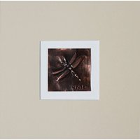 Handpolierter Kupfer Basrelief Mix Media Bär Mit Cremefarbener Matte Auf Cremefarbenem Hintergrund Handpolierter Kupfer Basrelief Mix Media Bär Mit Cremefarbener Matte Auf Cremefarbenem Hintergrund von KarenCadeArtworks