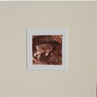 Handpolierter Kupfer Basrelief Mix Media Bär Mit Cremefarbener Matte Auf Cremefarbenem Hintergrund von KarenCadeArtworks