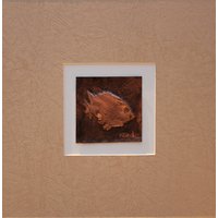 Handpolierter Kupfer-Flachrelief-Mix-Media-Fisch Mit Beigefarbener Wildledermatte Auf Weißer Unterlage Handpolierter Kupfer-Flachrelief-Mix-Media-Fisch Mit Beigefarbener Wildledermatte Auf Weißer Unterlage von KarenCadeArtworks