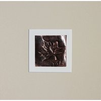 Handpoliertes Kupfer-Flachrelief-Mix-Media Ahornblatt Mit Cremefarbener Matte Auf Cremefarbenem Hintergrund Handpoliertes Kupfer-Flachrelief-Mix-Media Ahornblatt Mit Cremefarbener Matte Auf Cremefarbenem Hintergrund von KarenCadeArtworks