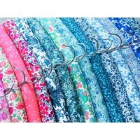 Set Mit Zwei Großen Liberty Of London Gepolsterten Kleiderbügeln Für Erwachsene Und Kinder Set Mit Zwei Großen Liberty Of London Gepolsterten Kleiderbügeln Für Erwachsene Und Kinder von KarenCaseyStudio