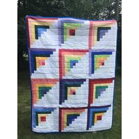 Ein Dutzend Versprechen, Eine Regenbogen "Blockhütte" Zwillingsgröße Quilt, Handgemachte Bunte Traditionelle Quiltdecke Ein Dutzend Versprechen, Eine Regenbogen "Blockhütte" Zwillingsgröße Quilt, Handgemachte Bunte Traditionelle Quiltdecke von KarenQuiltsAtHome