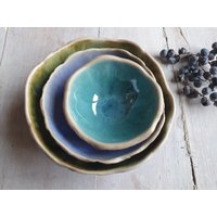 Geschenkset Nesting Schalen Kleine Geschenk Für Sie Handgemachte Keramikschalen 3 Geschenkset Nesting Schalen Kleine Geschenk Für Sie Handgemachte Keramikschalen 3 von KariCeramics