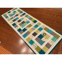 In Handarbeit Gequilteter Tischläufer Grün Türkis In Handarbeit Gequilteter Tischläufer Grün Türkis von KariSchultzQuilts