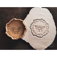 Biene Mit Blumenkranz, Bee With Flower Wreath Cookie Cutter & Stamp I Fondant Ausstechform Biene Mit Blumenkranz, Bee With Flower Wreath Cookie Cutter & Stamp I Fondant Ausstechform von KarlsCookieCutters