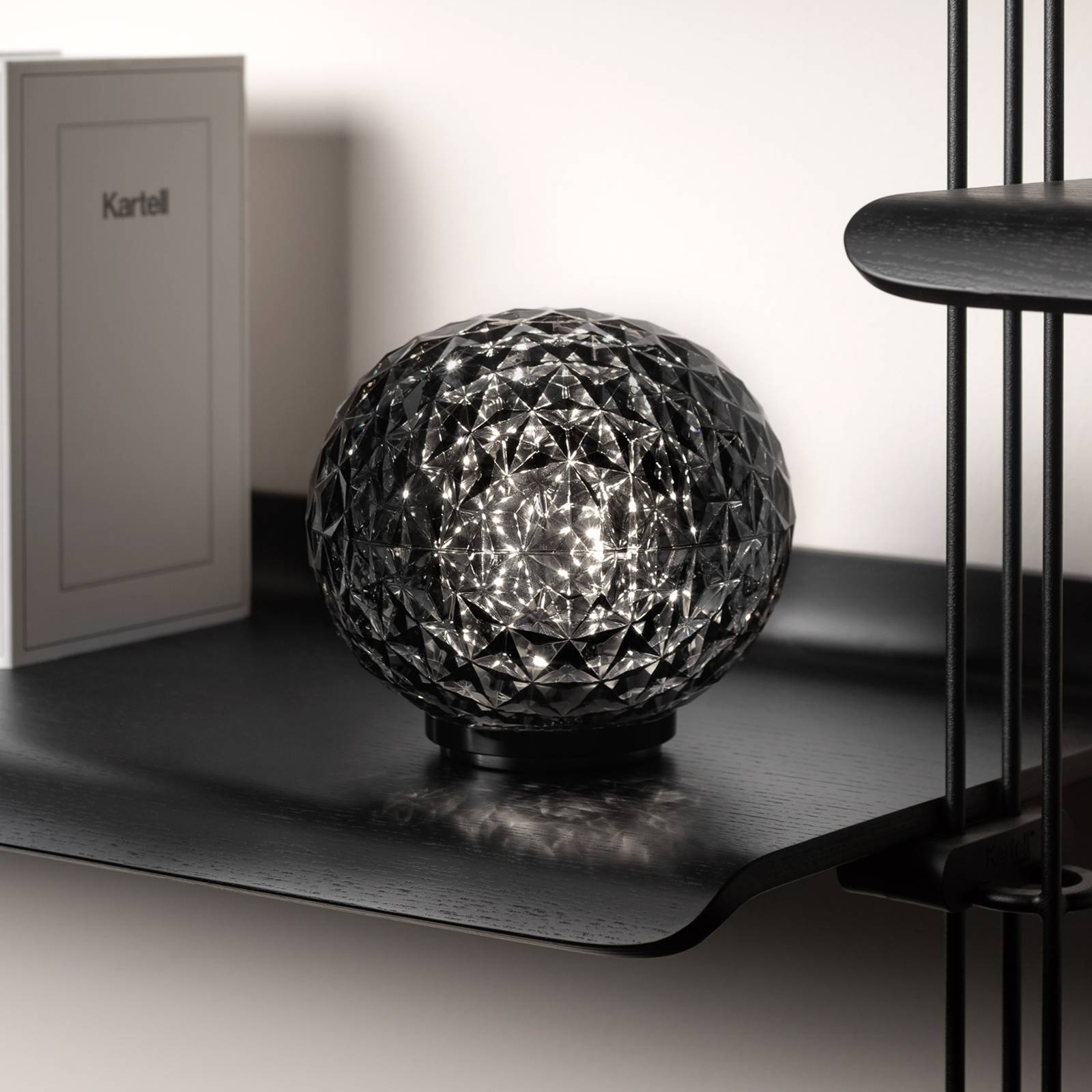 Kartell Mini Planet Akku-Tischleuchte, rauchgrau von Kartell