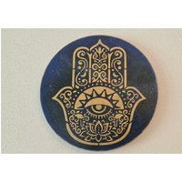 Hamsa, Rundes Acryl-Pouring in Dunkelblau Mit Schablonierung "Hamsa-Hand", Glücksbringer Hamsa, Rundes Acryl-Pouring in Dunkelblau Mit Schablonierung "Hamsa-Hand", Glücksbringer von KarterlundCo
