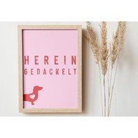 Poster Hereingedackelt Rosa/Pink | Zuhause Geschenk Einzug Einweihung Dackelliebe Dackel Print Wohnung Dackelfan Poster Hereingedackelt Rosa/Pink | Zuhause Geschenk Einzug Einweihung Dackelliebe Dackel Print Wohnung Dackelfan von KartlereiDesigns