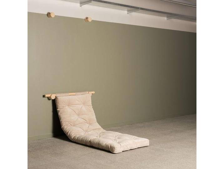 Schlafsofa KARUP DESIGN Hooked Sofa Bed / Sleeper Chair – Sitz- oder Schlafplatz, platzsparend , beige, B:75cm H:12cm T:200cm, Bezug: 80% Baumwolle, 20% Polyester, Sofas, Futonmatratze inkl. Halterungsset aus FSC-zertifiziertem Massivholz von Karup