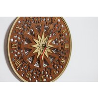 Hölzerne, Mehrschichtige Laser Geschnittene Wanduhr Mit Zahlen, Die in Einer Personalisierten Box Geliefert Wird von KaryaCreativeStudio