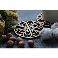 Personalisierte Schneeflocke Untersetzer Rustikales Hölzernes Weihnachtsdekor, 6Er-Set von KaryaCreativeStudio