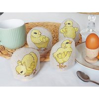 Gestickter Küken Eierwärmer - Geschenk Zu Ostern von KateSprostonDesign