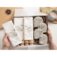 Luxus Gesticktes Swan Geschirr Geschenkset von KateSprostonDesign