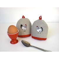 Mr & Mrs Hühner Eierwärmer - Set Aus Zwei Bestickten Leinen von KateSprostonDesign