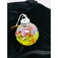 Citrin Glasornament Mit Konservierte Blumen Und Moos von KatekaisAlchemy
