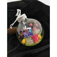 Wunderschöne Türkis Und Klare Quarz Punkte Mit Konservierten Blüten Christbaumkugel Glas Wunderschöne Türkis Und Klare Quarz Punkte Mit Konservierten Blüten Christbaumkugel Glas von KatekaisAlchemy