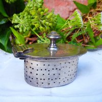 Silbernes Teesieb Vintage Mit Deckel An Scharnier von KathisHotchpotch
