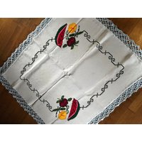 Besticktes Und Spitzenrandiges Handgemachtes Tischtuch von KathySolomon