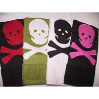 Skull & Crossbones Weiches Handtuch/Viele Farben Handgemacht Tolle Geschenkidee von KathySteigDecor