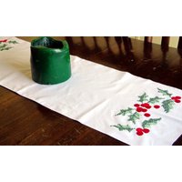 Winter/Weihnachtsdeko Feiertage Tischläufer von KathysStitchNStroke