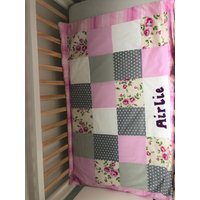 Personalisierte Handgemachte Babyquilt in Kinderbett Größe, Stubenwagen Und Kinderwagen Größe von KatrinaLeeDesign