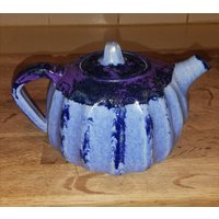 Herrlicher Art Deco Stil Himmelblau Und Lila Teekanne von KatsStoneware