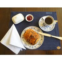 Tischset "Moin" Aus Robustem, Dunkelblauem Denim Mit Handsiebdruck von KattunLinnendook