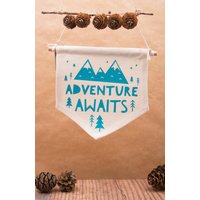 Abenteuer Wartet Auf Natürliche Baumwolle Hängende Wimpelkette Abenteuer Wartet Auf Natürliche Baumwolle Hängende Wimpelkette von KatyandtheBear