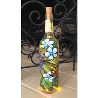 Beleuchtete Weinflasche. Terrasse Dekor. Wohndekor. Geschenk Für Sie. Einweihungsgeschenk. Geburtstagsgeschenk. Schmetterlinge. Sommer Wohnkultur von KatyasKorner17