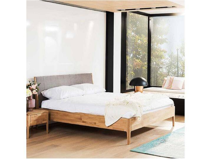 Bettgestell mit Polster Kopfteil in Wildeiche Honigfarben Massivholz Bettgestell mit Polster Kopfteil in Wildeiche Honigfarben Massivholz von Kauf-Unique Marketplace