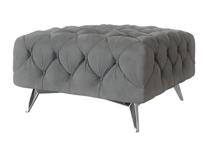 Polsterhocker Celeste mit klassischer Chesterfield-Knopfheftung und Silber Metall Füßen Polsterhocker Celeste mit klassischer Chesterfield-Knopfheftung und Silber Metall Füßen von Kauf-Unique Marketplace