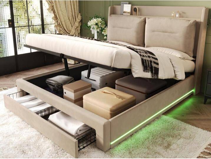 Samtgepolstertes Bett mit Stauraum – 140 x 200 cm – 2 Schubladen am Fußende des Bettes – LED-Lichtleiste am Fußende des Bettes eingelassen – Beige (ohne Matratze) von Kauf-Unique Marketplace