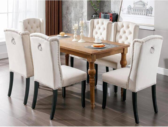 Set aus 4 Samtstühlen mit Eichenbeinen – verziert mit Nieten – Beige Set aus 4 Samtstühlen mit Eichenbeinen – verziert mit Nieten – Beige von Kauf-Unique Marketplace