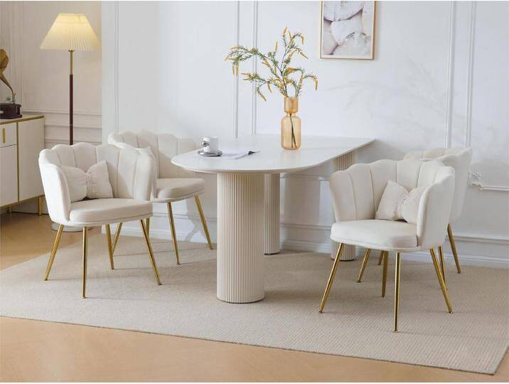 Set aus 4 Samtstühlen – mit blütenblattförmiger Rückenlehne – goldene Metallbeine – Beige Set aus 4 Samtstühlen – mit blütenblattförmiger Rückenlehne – goldene Metallbeine – Beige von Kauf-Unique Marketplace