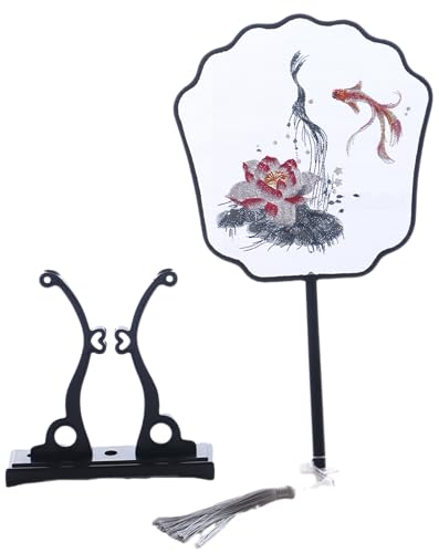 Kawaii-Story F-019 Traditional bestickter chinesischer Stoff Handfächer Holzgriff Quaste, Dekoration Fächer Ständer, Hanfu-Accessoire Lotus Goldfisch von Kawaii-Story