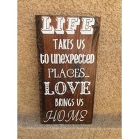 Das Leben Bringt Uns An Unvorhergesehene Orte... Liebe Nach Hause Das Leben Bringt Uns An Unvorhergesehene Orte... Liebe Nach Hause von KayeandKaeCreations