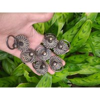 7 Stück - Kleiner Vintage Blume Massiv Messing Schubladengriff Antiker Türknopf von KayeeEthnic