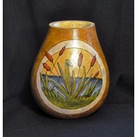 Handgefertigte Kürbis-Vase Holzgebrannte Rohrkolben-See-Szene von KaysOffHerGourd