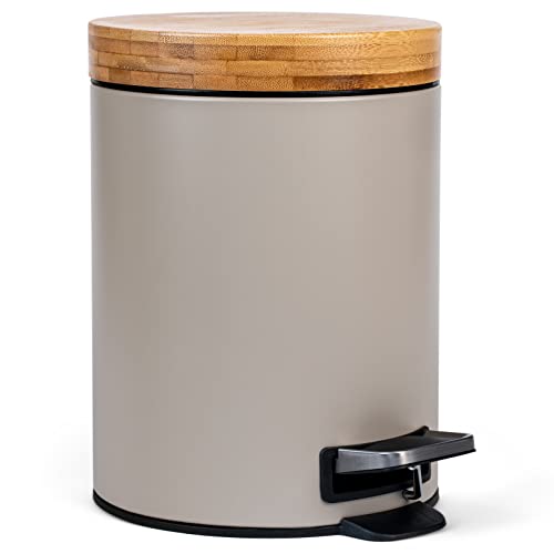 Kazai.® 5l Design Kosmetikeimer | Bad-Mülleimer mit Bambus-Holzdeckel und Absenkautomatik | Mit Anti-Fingerabdruck und Komfort-Pedale | Hellgrau (Warm) von Kazai.