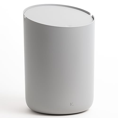 Kazai.® Mini-Kosmetikeimer 'Tove' - 1,5L | Exklusives Bad-Mülleimer Design aus Berlin | Rutschfest, inkl. Inneneimer und Smart-Beutelfunktion | Hellgrau von Kazai.