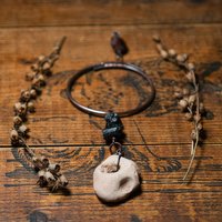 Schützender Wandbehang Für Dein Zuhause, Ein Dulstein Amulett Mit Kreis Und Schwarzem Turmalin. Perfekt Als Einweihungsgeschenk Hexenhaftes Volk Schützender Wandbehang Für Dein Zuhause, Ein Dulstein Amulett Mit Kreis Und Schwarzem Turmalin. Perfekt Als Einweihungsgeschenk Hexenhaftes Volk von KazaniansEmporium